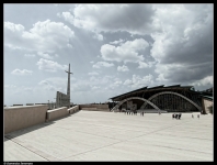 2 ...il grande piazzale con la nuova chiesa progettata da Renzo Piano