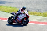 Troy Bayliss saluta la curva Ascari