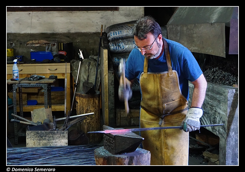 Laboratorio di "costruzione" di pugnali e spade a Toledo (Spagna)