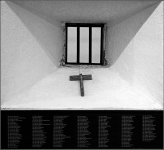 10.una lunga lista con i nomi delle persone decedute nella prigione