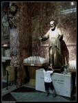 10 ...un bimbo accarezza la statua di Padre Pio
