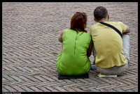 12) C'è chi è seduto nella piazza a godersi la vista dal basso