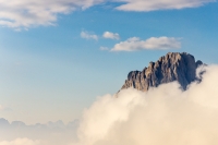 Sassolungo avvolto nebbia